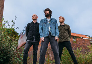 News-Titelbild - Doppelfaust! Biffy Clyro veröffentlichen Kurzfilm-Video "A Hunger In Your Haunt" /"Unknown Male 01"