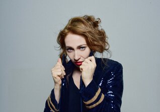 News-Titelbild - Regina Spektors Set für "Tiny Desk" beginnt überraschend – und wird dann magisch