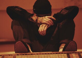 News-Titelbild - nothing,nowhere. ist in die Dunkelheit gereist und hat sein neues Album "VOID ETERNAL" mitgebracht