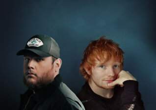 News-Titelbild - Nach der Live-Premiere gestern Abend: Ed Sheeran veröffentlicht neue Duettversion von "Life Goes On" mit Luke Combs