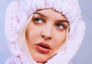 News-Titelbild - Ungesund? Anne-Marie blickt in ihrem dritten Album "Unhealthy" auf ihr Leben