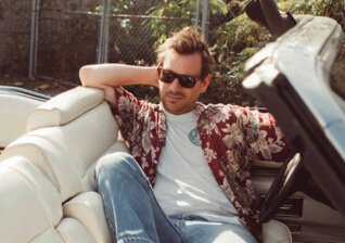 News-Titelbild - Sonny Smith tut sich mit Angel Olsen für souligen Song + Video "Burnin' Up" zusammen
