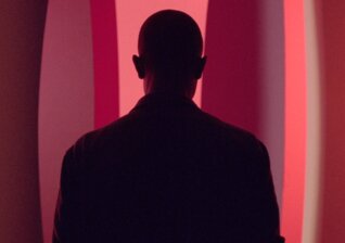 News-Titelbild - Das Video zu "I Am All That I Need / Arroyo Seco / Thumbprint Scar" ist ein surrealer Wüstentrip mit rotem Kubus