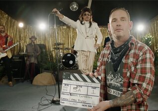 News-Titelbild - Hochgradig komisch und hochkarätig besetzt: Corey Taylors Video zu "Samantha's Gone"