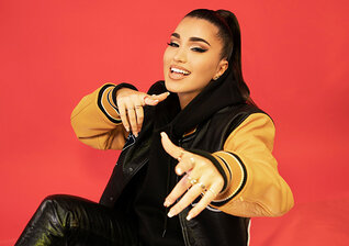 News-Titelbild - Plötzlich Lottomillionärin! Im Video zu "Get That Money" dreht sich Enisas Leben um 180 Grad