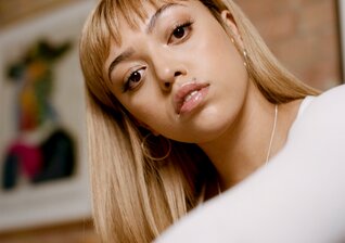 News-Titelbild - Tolle Piano-Session: Mahalia singt "In The Club" und covert "Tears In The Club"