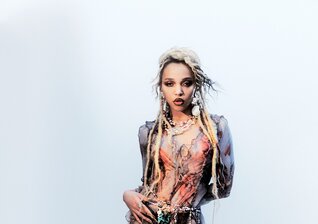 News-Titelbild - Eindringliche Szenen an einem Strand in Portugal: FKA twigs veröffentlicht Musikvideo zu "Killer"