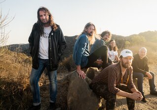 News-Titelbild - Zwei unveröffentlichte Tracks und jede Menge Extras: "I Don’t Live Here Anymore" kommt als Deluxe-Boxset