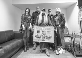 News-Titelbild - Warner Music Austria verleiht Tones And I für "Dance Monkey" 7-faches Platin