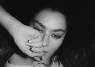 News-Titelbild - Neu am 20. Oktober: Charli XCX, Millenium Kid, Cher, Griff und vieles mehr