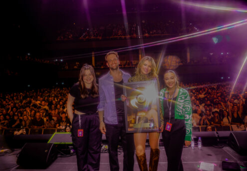 News-Titelbild - Warner Music verleiht Gold an Dasha und Alex Warren