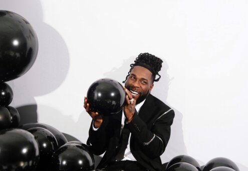 News-Titelbild - Burna Boy und J Balvin gehen ins Kino und sehen sich das Video zu ihrem Song "Rollercoaster" an
