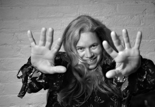 News-Titelbild - In ihrem neuen Song besingt Natalie Merchant den "Tower of Babel" unserer Zeit