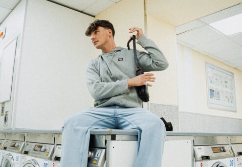 News-Titelbild - "5min", um die Beziehung zu retten: In seinem neuen Song gibt AyVe alles