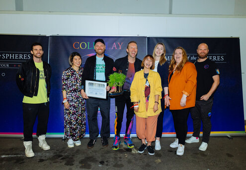News-Titelbild - Warner Music überreicht Coldplay Zertifikat über 5.000 gepflanzte Bäume