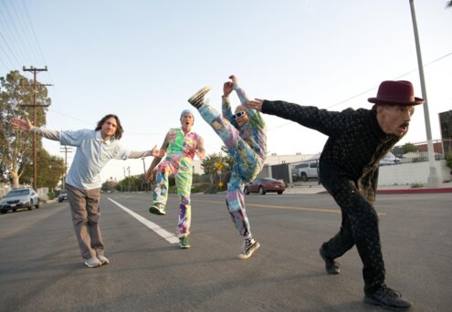 News-Titelbild - Was haben die Chili Peppers da auf der "Tippa My Tongue"? Den ersten Song ihres kommenden Albums!
