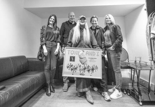 News-Titelbild - Warner Music Austria verleiht Tones And I für "Dance Monkey" 7-faches Platin