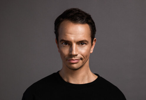 News-Titelbild - Alle Farben ruft mit seiner neuen Single eine "Revolution" aus