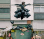 News-Titelbild - Im Video zu "Essence" stiftet Oliver Tree Chaos und Unfrieden, wohin er auch geht