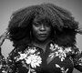 News-Titelbild - Was für eine Stimme: Yola bringt Nina Simones Civil-Rights-Hymne "To Be Young, Gifted and Black" zu Seth Meyers