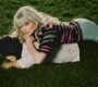 News-Titelbild - Im Video zu „Body Better“ geht es mit Maisie Peters auf den Friedhof der gebrochenen Herzen