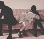 News-Titelbild - Im Musikvideo zu "Mama & Papa" stellt sich KOVACS den Dämonen ihrer Kindheit