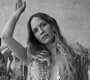 News-Titelbild - Mit ihrem neuen Song + Video "Pull Me Up" zelebriert Mary Komasa Liebe, Berührung und Sex