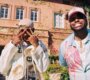News-Titelbild - Auf der Veranda einer alten Villa chillend, singen Pink Sweat$ und 6lack vom "Midnight River"